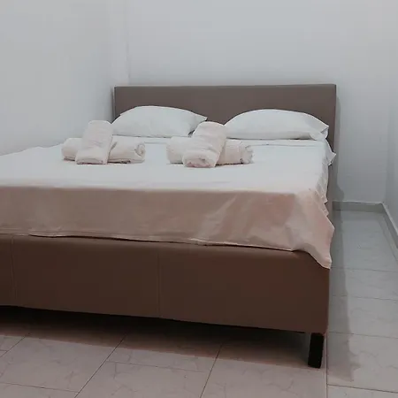 Alexandra Apartment *